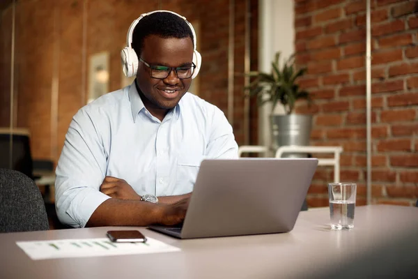 Happy Black Businessman Using Laptop While Having Video Conference Office — стоковое фото