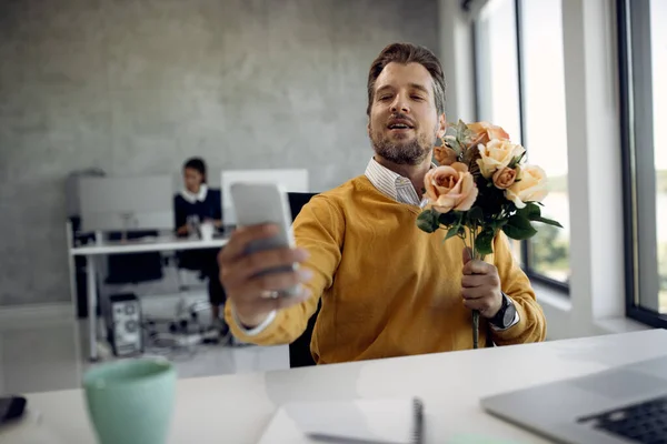 Romantic Businesswoman Bouquet Flowers Using Smart Phone Making Video Call — Φωτογραφία Αρχείου