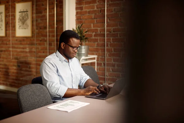 Αφροαμερικανός Επιχειρηματίας Που Χρησιμοποιεί Υπολογιστή Ενώ Εργάζεται Στο Γραφείο Αντιγραφή — Φωτογραφία Αρχείου