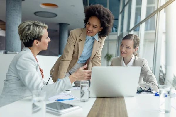 Team Happy Businesswomen Talking Meeting Office — Φωτογραφία Αρχείου