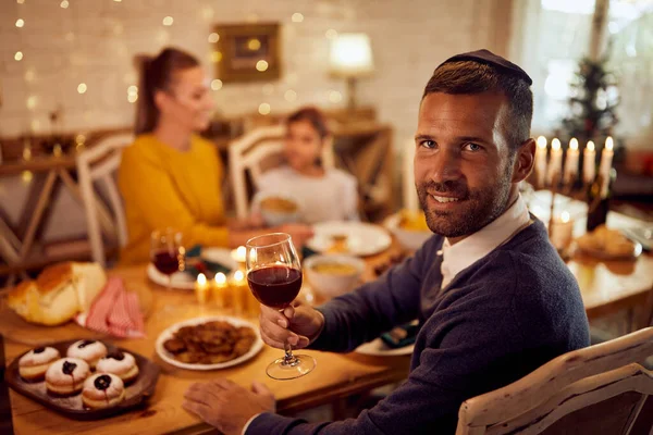 Щасливий Чоловік Тости Кошерним Вином Під Час Сімейної Вечері Обіднім — стокове фото
