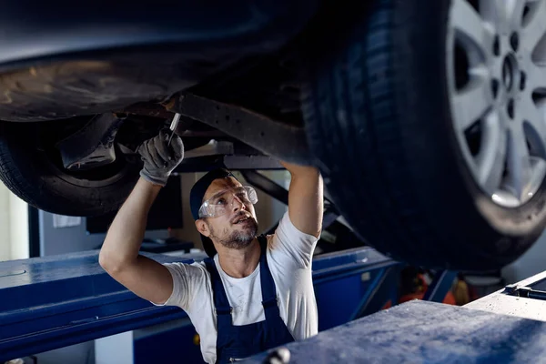 Mid Adult Mechanic Repairing Undercarriage Car Auto Repair Shop —  Fotos de Stock