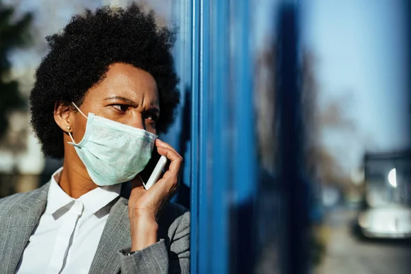 African American Businesswoman Face Mask Talking Cell Phone While Being — Foto Stock