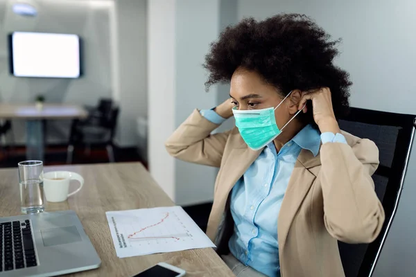 Black Businesswoman Working Office Adjusting Protective Face Mask Due Covid — Foto Stock