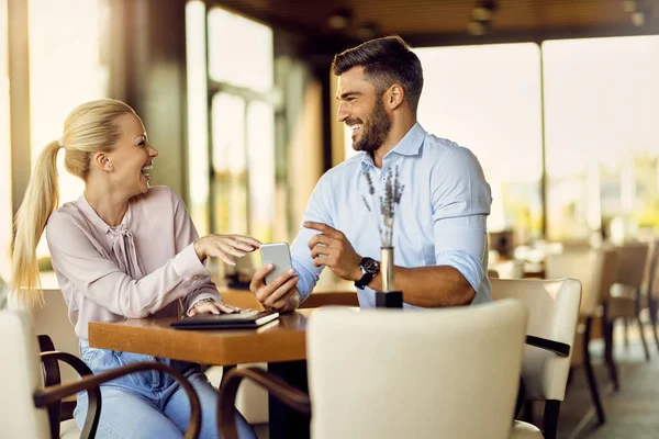 Happy Couple Laughing Having Fun While Using Mobile Phone Cafe — стоковое фото