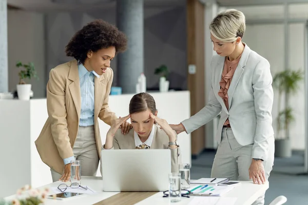 Businesswomen Consoling Worried Female Colleague Who Received Problematic Mail Computer — Foto de Stock