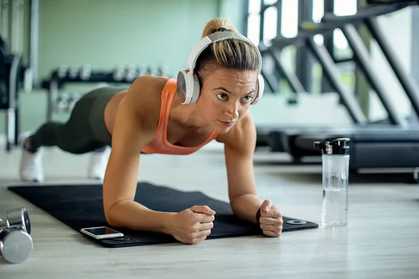 Young Female Athlete Exercising Plank Pose Sports Training Health Club — Stockfoto