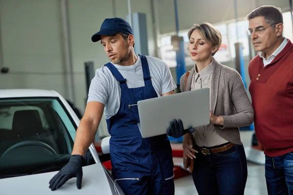 Auto Repairman Couple Examining Car Problems While Using Laptop Workshop — ストック写真