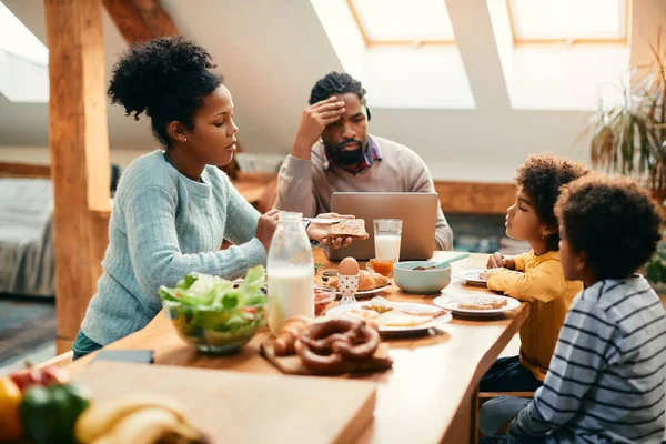 African American Children Mother Having Breakfast Dining Table While Father — Foto de Stock