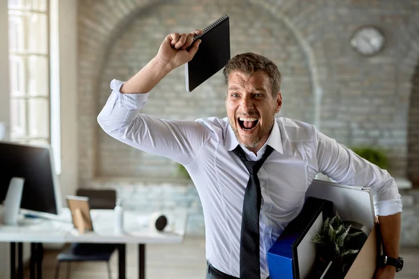 Frustrated Businessman Screaming While Throwing His Belongings Being Fired Work — Stockfoto