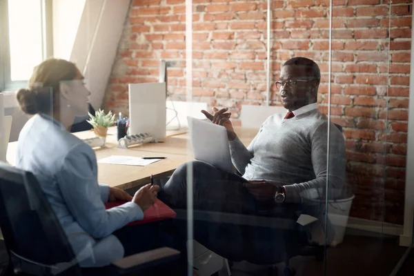 Black Businessman Talking Female Colleague While Using Laptop Meeting Corporate — Foto de Stock