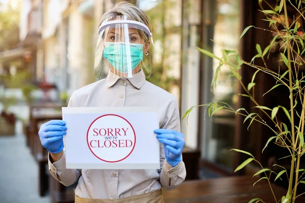 Cafe Owner Holding Closed Sign While Wearing Protective Face Mask — Foto Stock