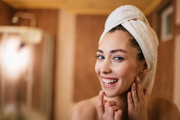 Young Beautiful Woman Clean Fresh Face Skin Bathroom — 图库照片