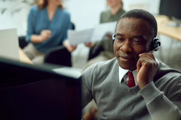 Χαμογελώντας Αφροαμερικανός Επιχειρηματίας Μιλάμε Πάνω Από Ακουστικά Ενώ Έχοντας Βιντεοκλήση — Φωτογραφία Αρχείου
