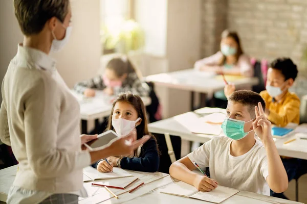 Schoolboy Face Mask Raising Hand Answer Question Class Classroom — Foto Stock