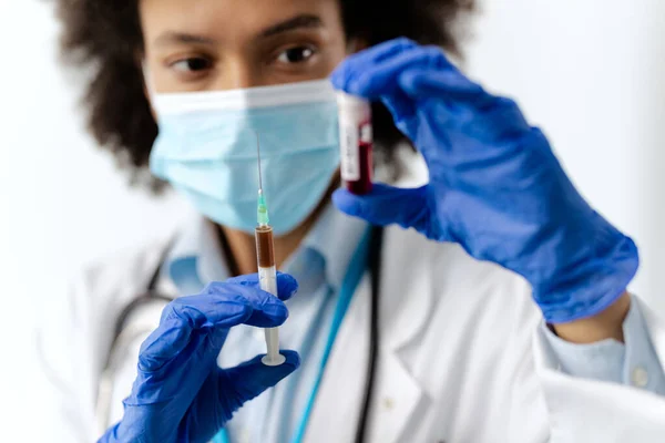 Close Epidemiologist Holding Vaccine Blood Test Sample Hospital — Foto de Stock