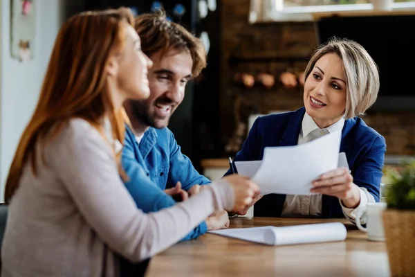 Smiling Real Estate Agent Communicating Couple Meeting Home — Foto Stock