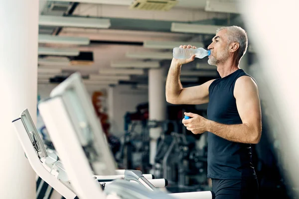 Mature Athletic Man Having Water Break Jogging Treadmill Sports Training — ストック写真