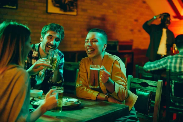 Щаслива Афроамериканська Жінка Яка Добре Бавиться Коли Пиво Спілкується Друзями — стокове фото