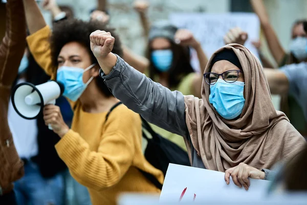 Muslim Woman Raised Fist Wearing Protective Face Mask While Taking — Zdjęcie stockowe