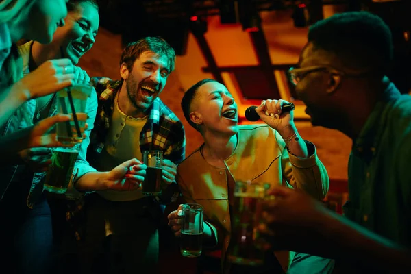 Happy African American Woman Signing Karaoke Having Fun Her Friends — Stok fotoğraf