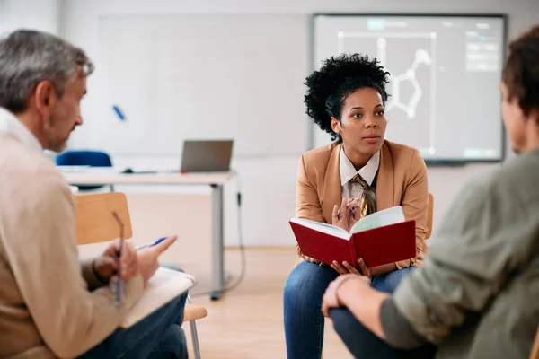 African American Teacher Discussing Her Students Lecture Classroom — Fotografia de Stock