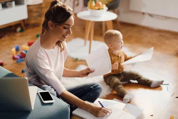 Happy Single Mother Analyzing Business Reports Taking Notes While Working — Foto de Stock