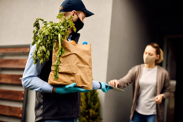 Male Courier Delivering Fresh Groceries Customer Home Covid Pandemic — Stock fotografie