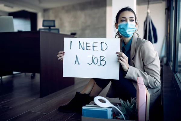 Pensive Businesswoman Face Mask Holding Placard Need Job Being Fired — стоковое фото