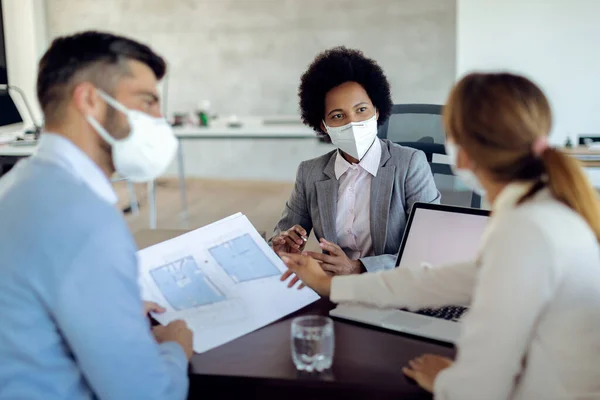 African American Insurance Agent Wearing Protective Face Mask While Examining — Foto Stock