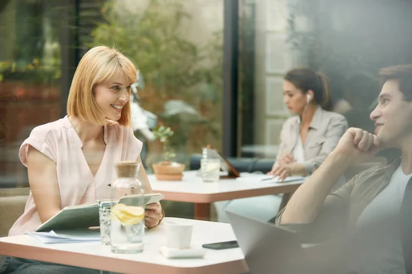Happy Freelance Workers Communicating While Having Meeting Cafe Focus Woman — 图库照片