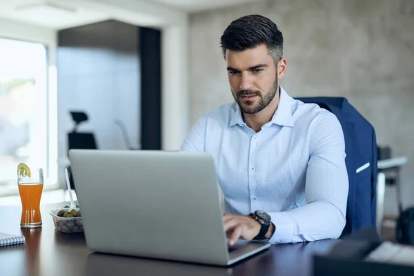 Young Businessman Working Laptop His Office Desk — Stock Fotó