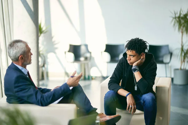 Senior Psychologist Talking African American Boy Adolescent Therapy His Office — Stock Photo, Image