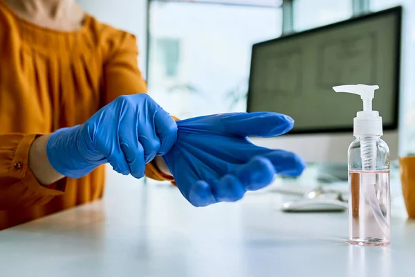 Close Businesswoman Preparing Work Putting Protective Gloves Office — Fotografia de Stock