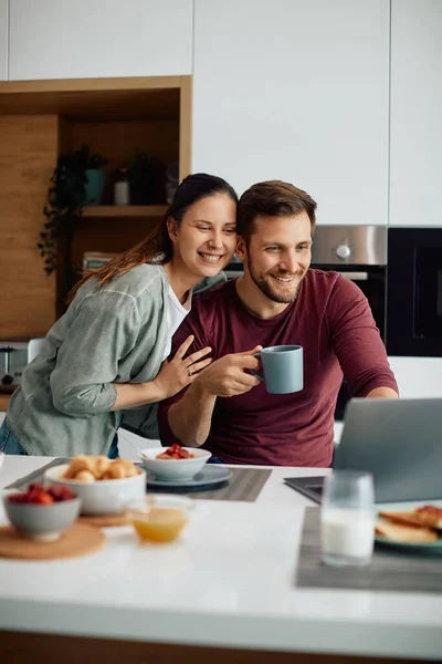 Happy Couple Surfing Net Laptop While Having Breakfast Dining Table — Foto de Stock