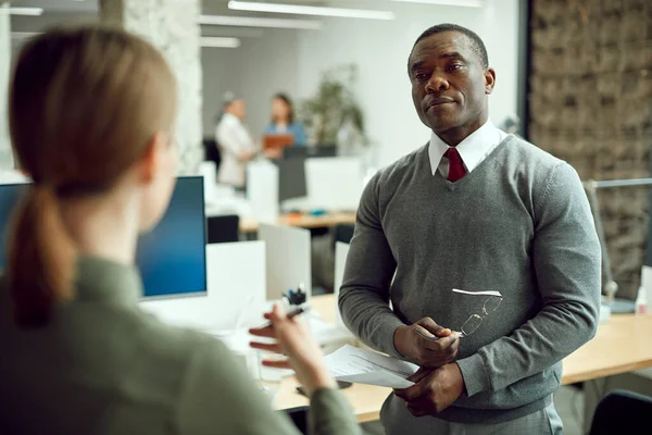 Black Male Ceo Talking Female Coworker Meeting Office — Stock Fotó