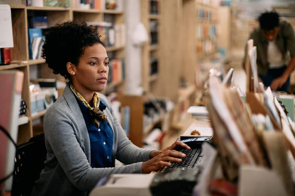 Αφροαμερικανίδα Βιβλιοθηκάριος Που Εργάζεται Επιτραπέζιο Υπολογιστή Στη Βιβλιοθήκη Του Πανεπιστημίου — Φωτογραφία Αρχείου