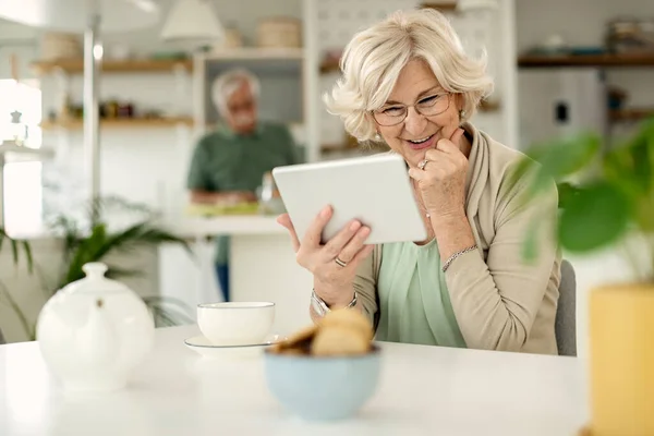 Happy Senior Woman Using Touchpad Talking Someone Internet Home — Photo