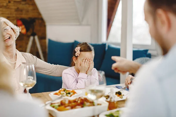 Small Girl Having Lunch Her Family Covering Her Eyes While — Stock Photo, Image