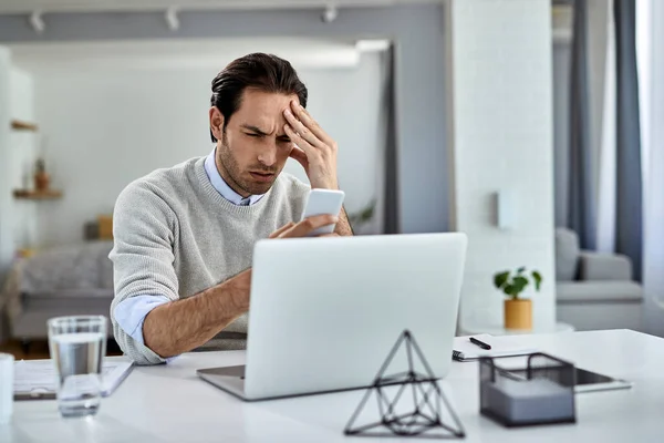 Distraught Entrepreneur Working Home Holding His Head Pain While Reading — Foto de Stock