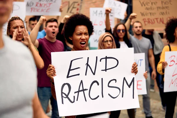 Displeased African American Woman Holding End Racism Placard While Protesting — 图库照片