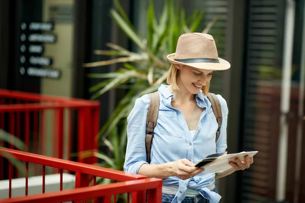 Happy Tourist Reading Map While Walking Foreign City Her Vacation — Zdjęcie stockowe