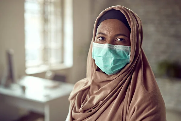 Muslim Businesswoman Wearing Face Mask Office Coronavirus Epidemic Looking Camera — Foto Stock