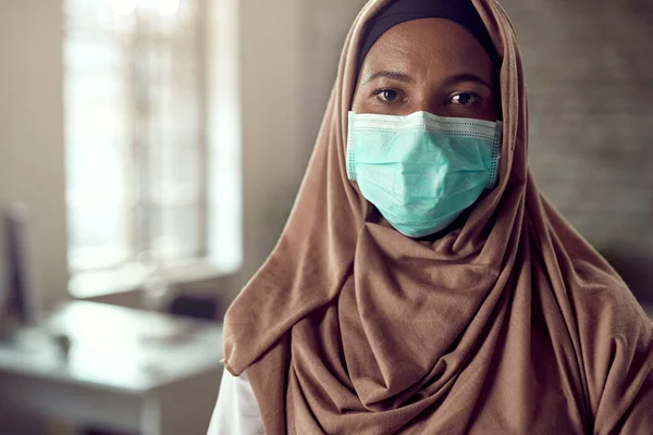 Black Islamic Businesswoman Wearing Protective Face Mask Looking Camera Coronavirus — стоковое фото