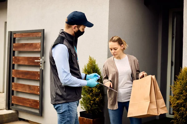 Delivery Man Face Mask Talking Customer Who Signing Package Home — Stockfoto