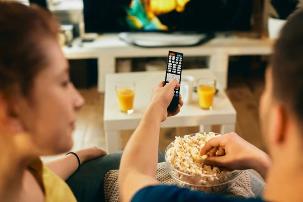 Close Man Changing Channels Eating Popcorn While Relaxing His Girlfriend — Stockfoto