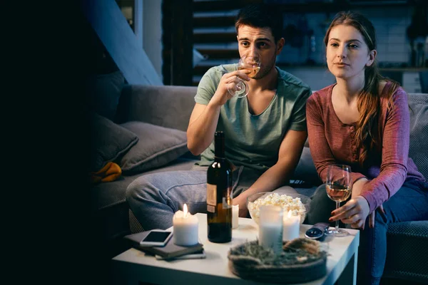 Young Couple Watching Movie Drinking While While Relaxing Evening Home — стоковое фото