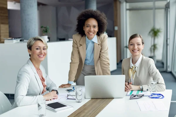 Group Happy Female Entrepreneurs Having Business Meeting Office Looking Camera — Φωτογραφία Αρχείου