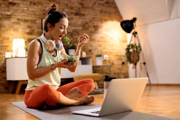 Sportswoman Having Healthy Meal Exercising While Surfing Net Laptop Home — Photo
