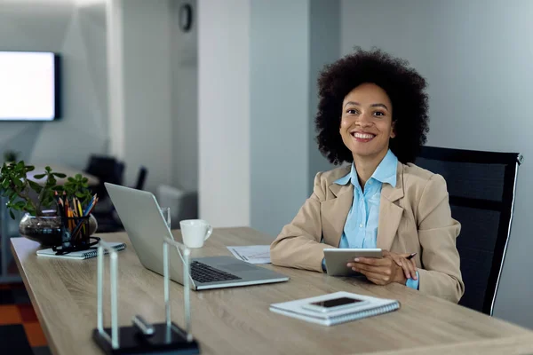 Happy Black Businesswoman Using Touchpad Working Laptop Office She Looking — Φωτογραφία Αρχείου